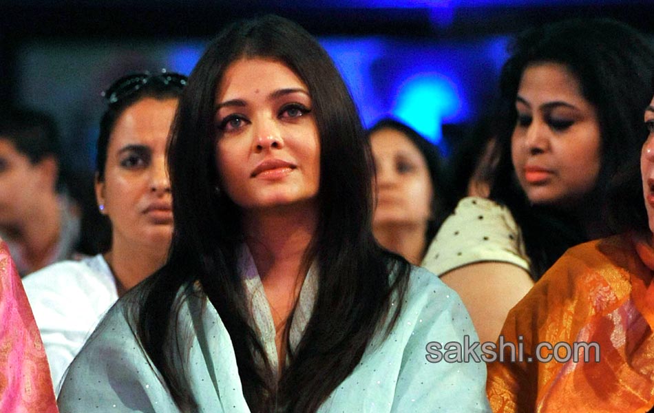 Aishwarya Rai at Satya Sai Baba death cermony5