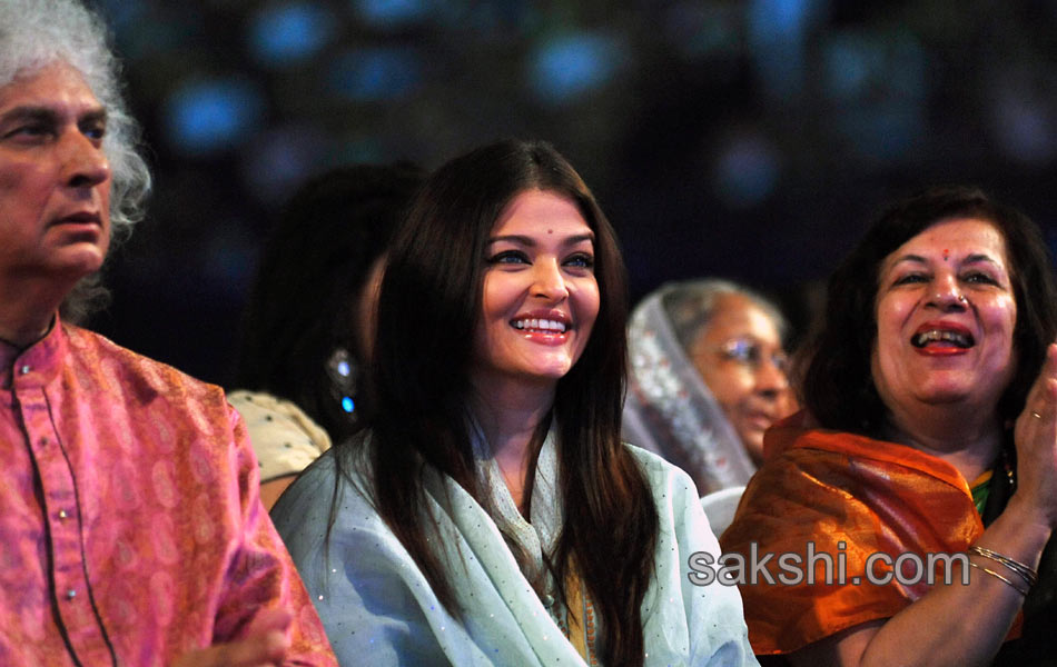 Aishwarya Rai at Satya Sai Baba death cermony12