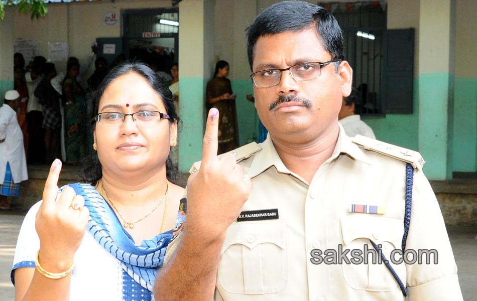 political leaders cast their Votes Elections 2014 in seemandhra - Sakshi26