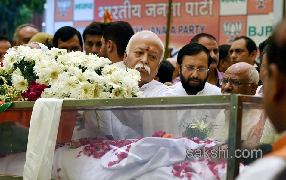 Ministers respects the mortal remains of Gopinath Munde3