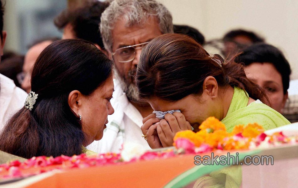 Ministers respects the mortal remains of Gopinath Munde15