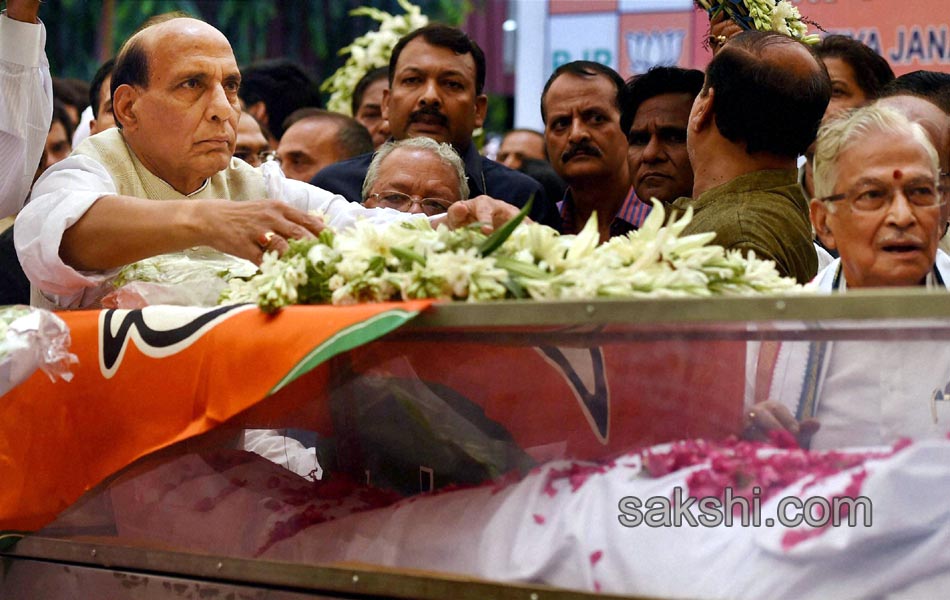 Ministers respects the mortal remains of Gopinath Munde16