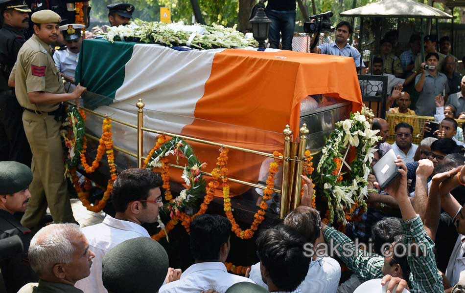 Ministers respects the mortal remains of Gopinath Munde21