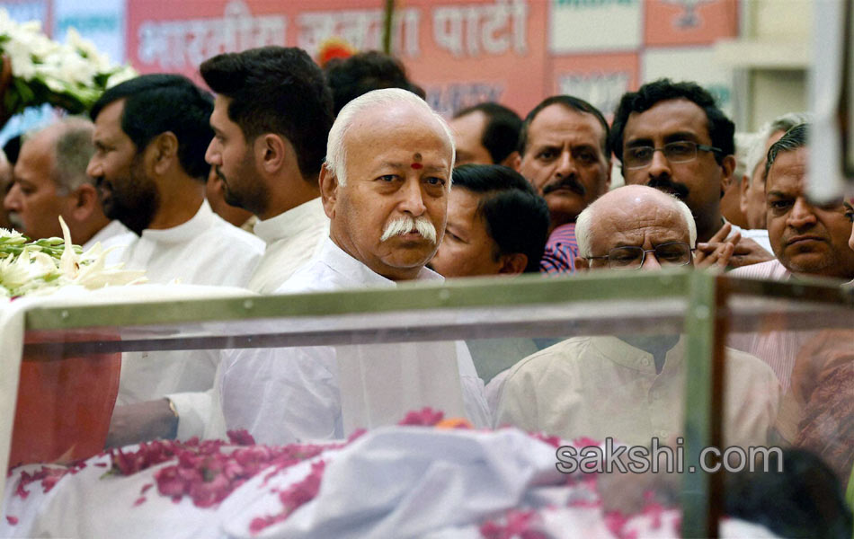 Ministers respects the mortal remains of Gopinath Munde23