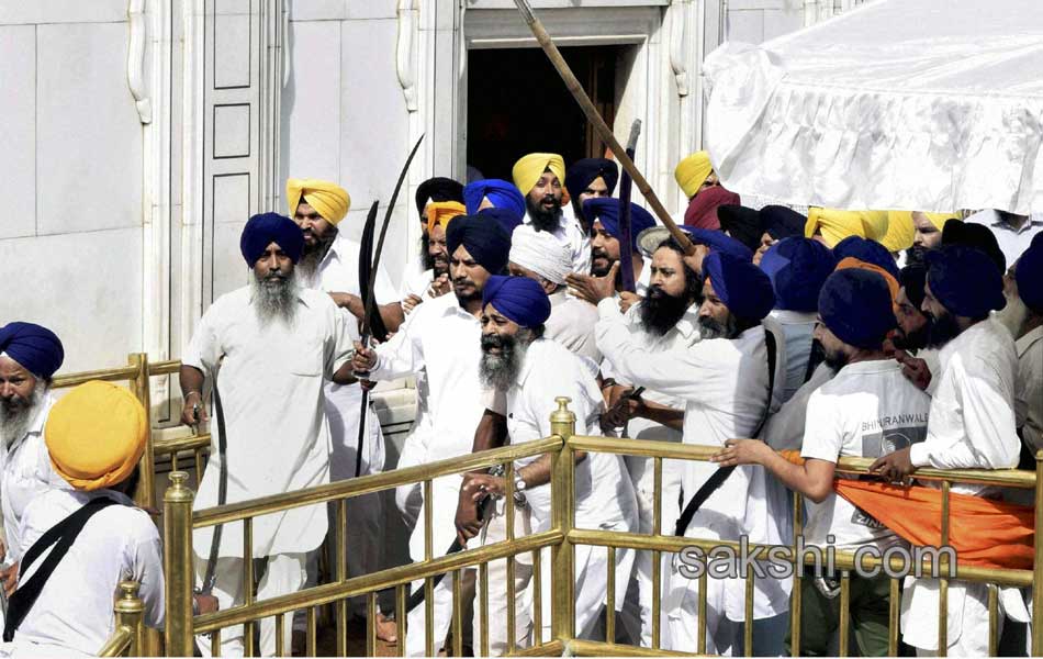 Sword fight at Golden temple6