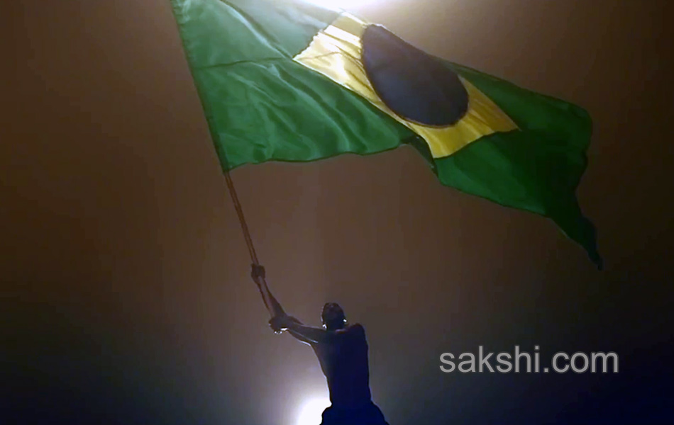 Shakira s la la la song images - Sakshi13
