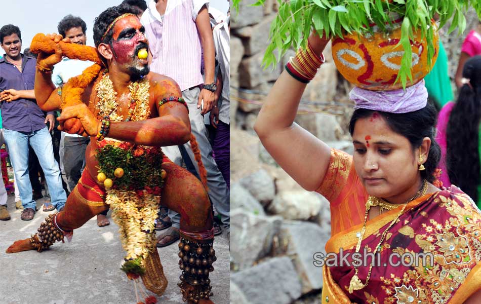 begin to telangana bonalu festival - Sakshi2