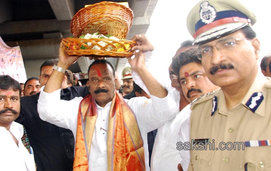 begin to telangana bonalu festival - Sakshi6