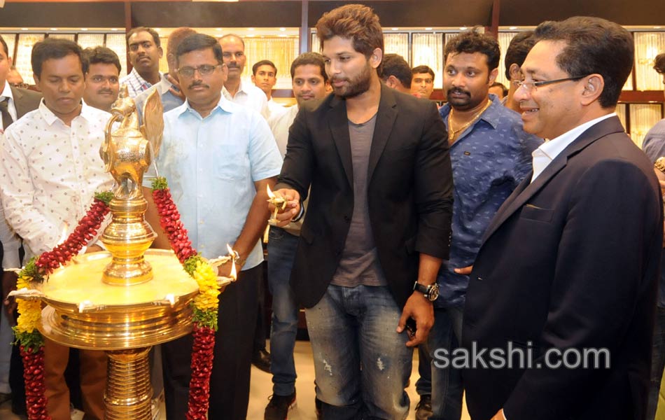 allu arjun inagurates joyalukkas at tirupathi2