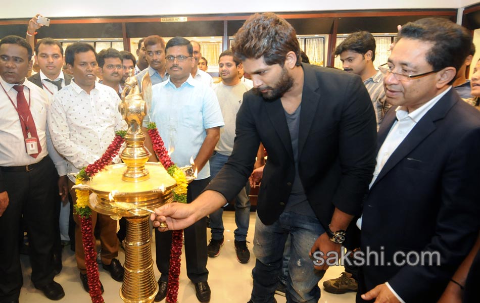 allu arjun inagurates joyalukkas at tirupathi3