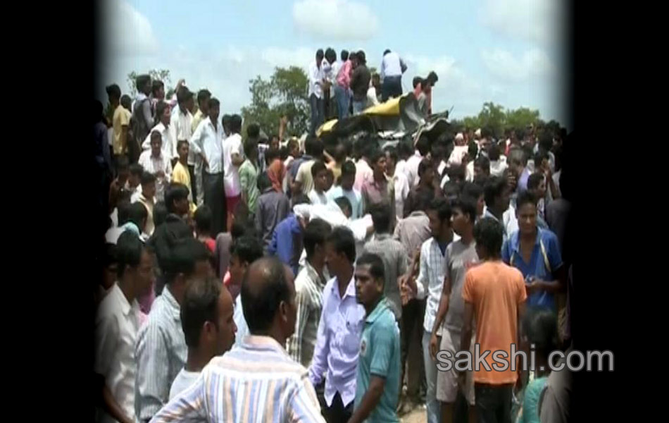 Nanded Passenger Train Hits School Bus26