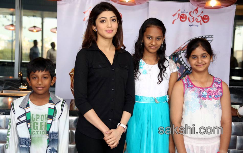 pranitha and hamsa nandhini came for santosham 12th anniversary1