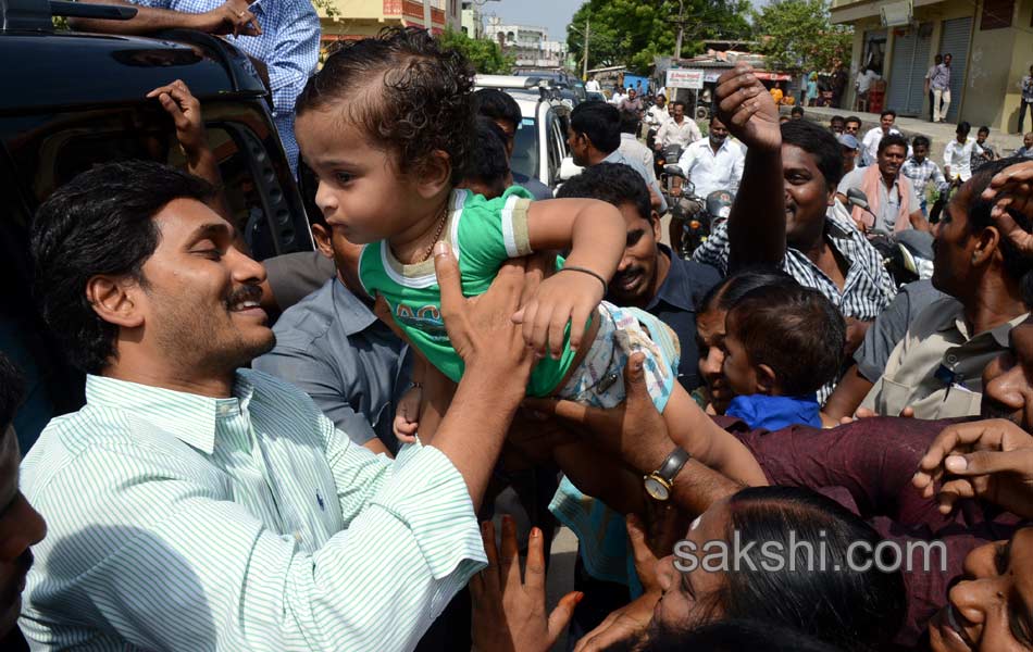 YS Jagan Mohan Reddy condolences to Krishna Rao family - Sakshi15