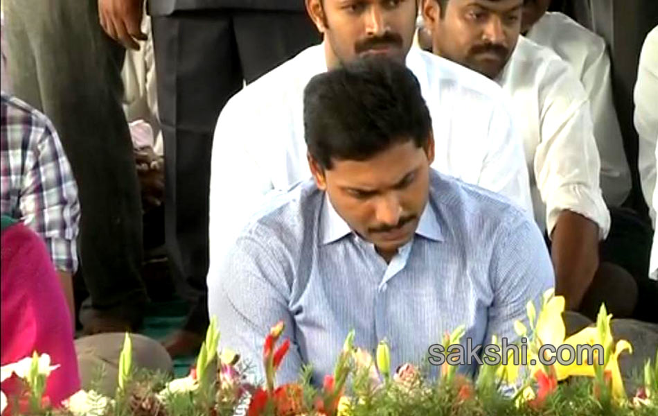 Tributes paid to YSR on fifth death anniversary - Sakshi12