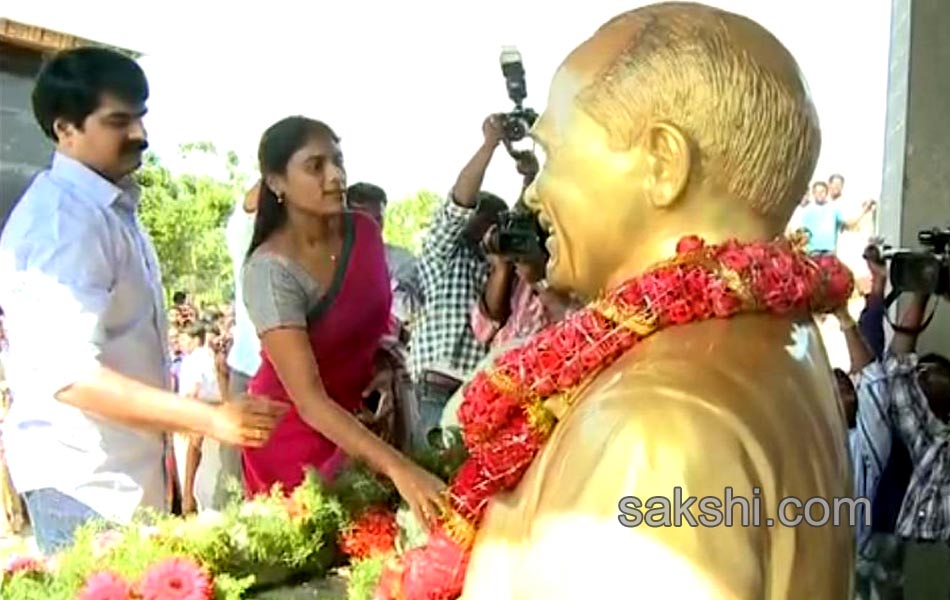 Tributes paid to YSR on fifth death anniversary - Sakshi18