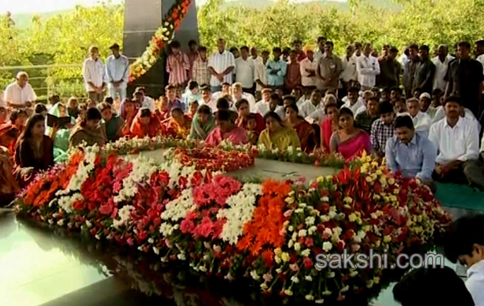 Tributes paid to YSR on fifth death anniversary - Sakshi21