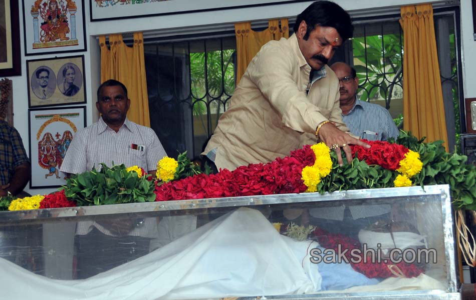 Prominent personalities pay tributes to Bapu1