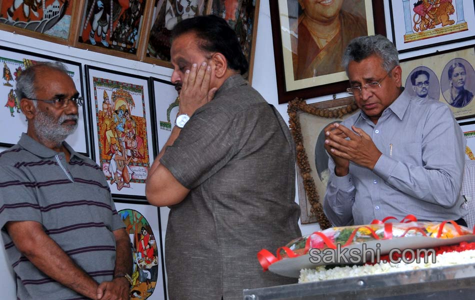 Prominent personalities pay tributes to Bapu7