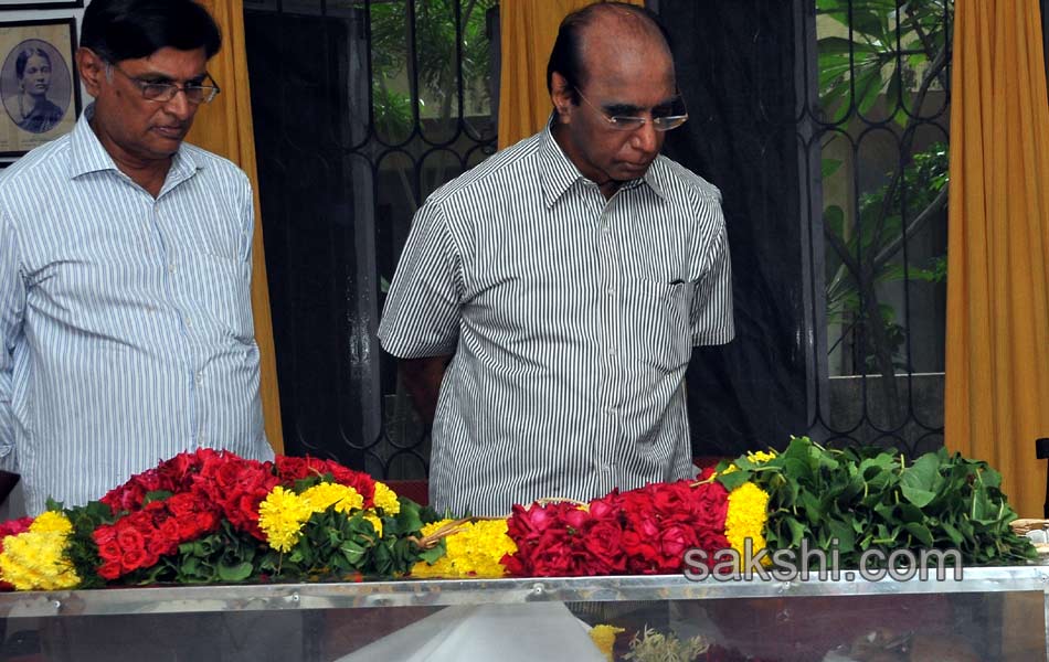 Prominent personalities pay tributes to Bapu17