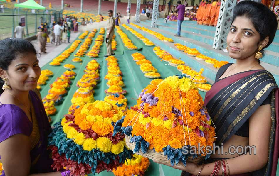 CM KCR  family in Bathukamma Celebrations at Tank Bund - Sakshi25