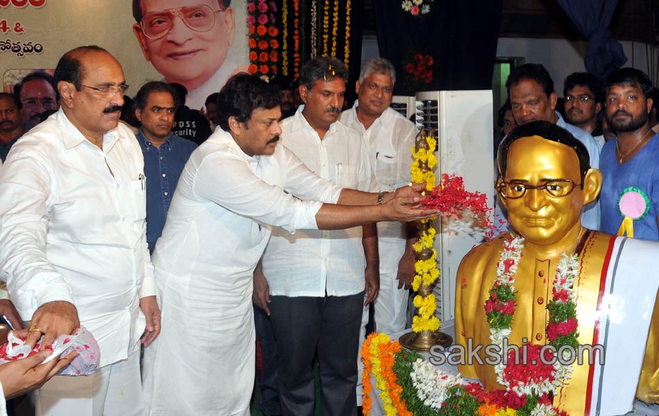 Chiranjeevi unveils Allu Ramalingaiah statue2