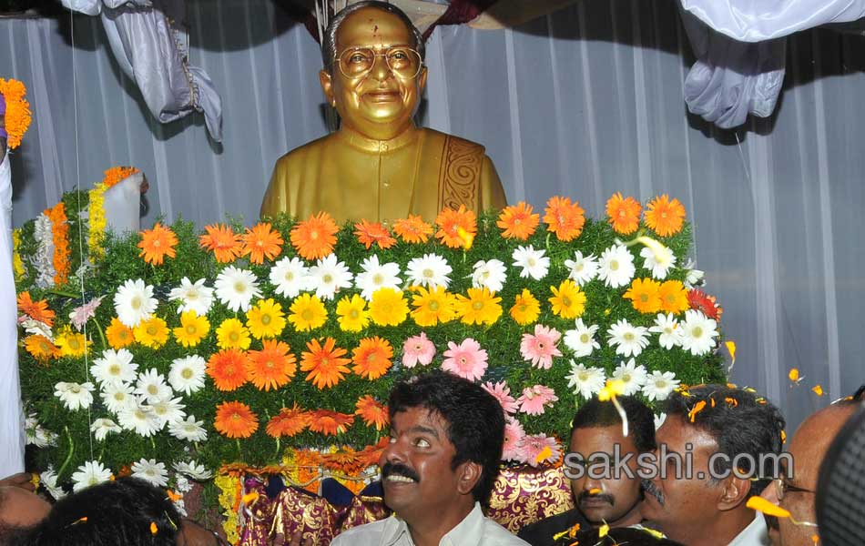 Chiranjeevi unveils Allu Ramalingaiah statue10