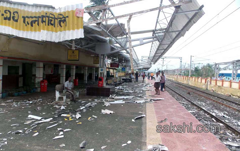 Cyclone Hudhud in Vizag - Sakshi1