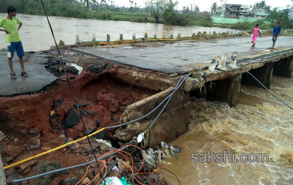 Normal life of North Andhra disturbed due to hudhud cyclone - Sakshi23