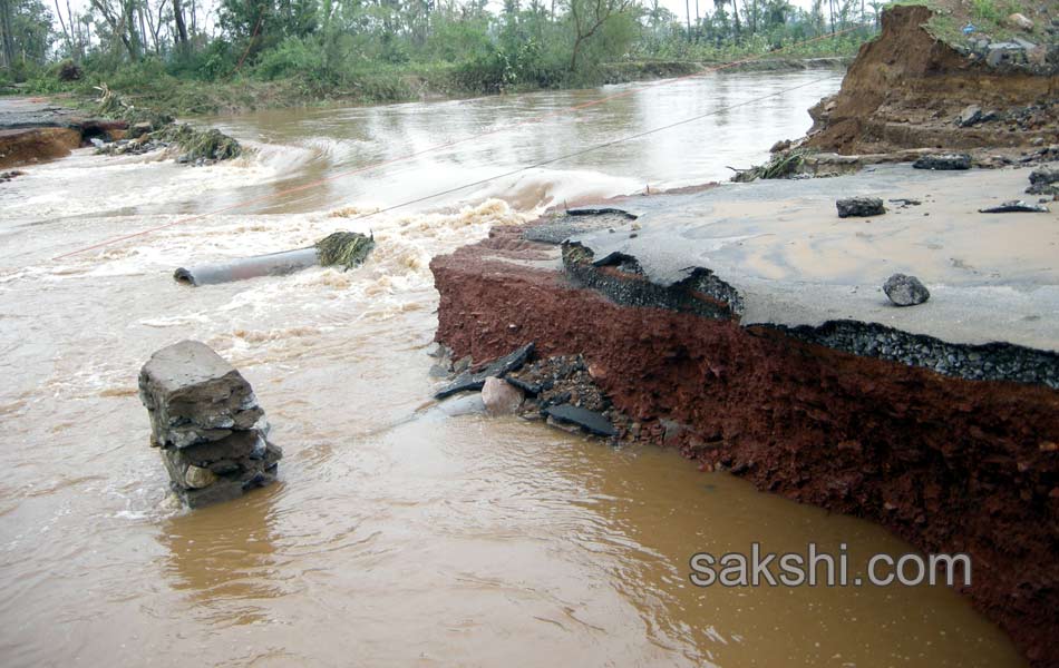 Normal life of North Andhra disturbed due to hudhud cyclone - Sakshi24