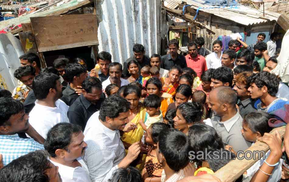 Y S jagan mohan reddy tour to cyclone affected - Sakshi5