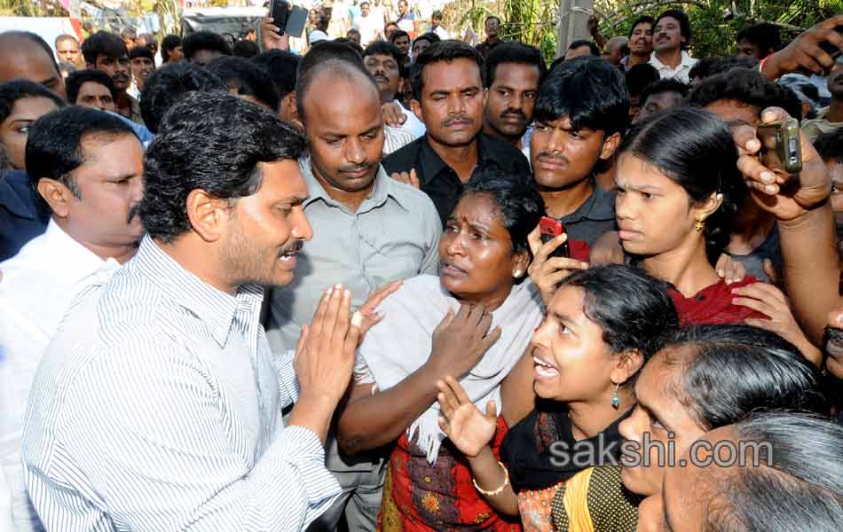 Y S jagan mohan reddy tour to cyclone affected - Sakshi8