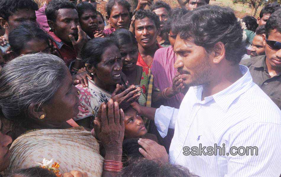 Ys Jagan mohan reddy consoles Hudhud victims over Vizianagaram Srikakulam areas - Sakshi7