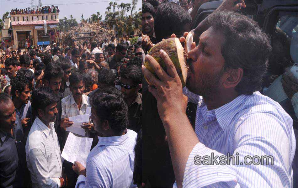 Ys Jagan mohan reddy consoles Hudhud victims over Vizianagaram Srikakulam areas - Sakshi14