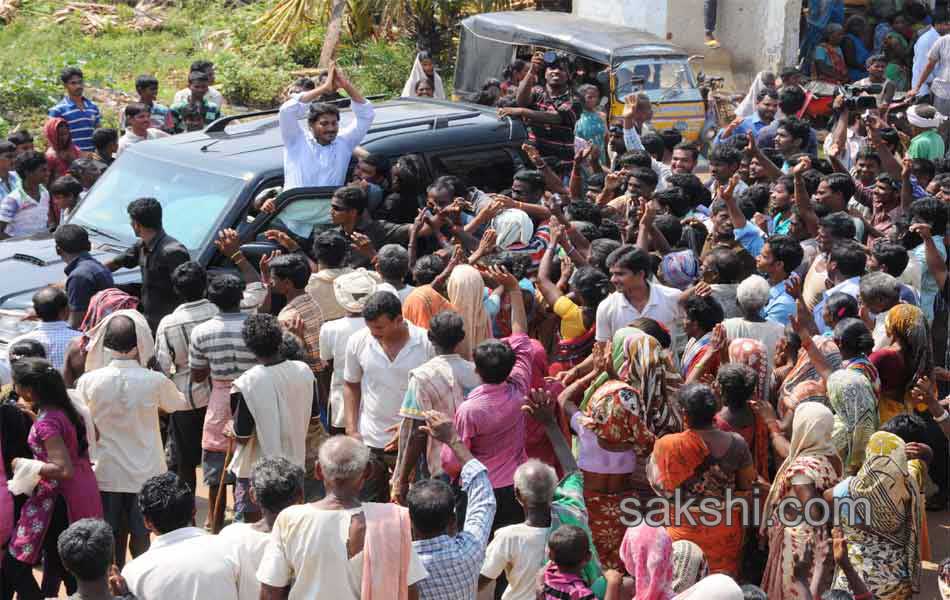 Ys Jagan mohan reddy consoles Hudhud victims over Vizianagaram Srikakulam areas - Sakshi22