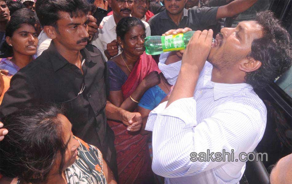 Ys Jagan mohan reddy consoles Hudhud victims over Vizianagaram Srikakulam areas - Sakshi28