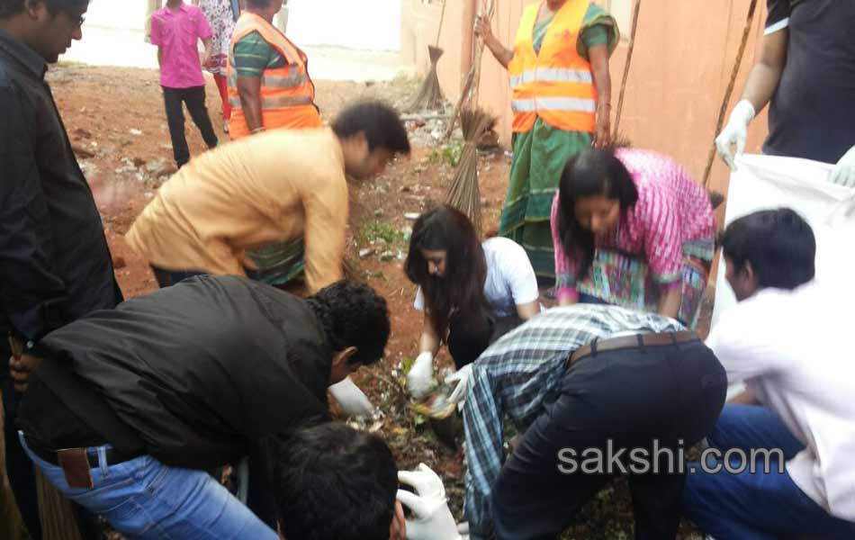 samantha takes up broom participates in swachcha bharat - Sakshi3