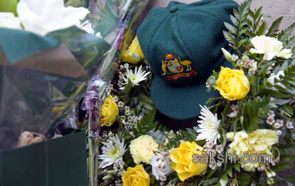 Fans and fellow athletes pay tribute to Phillip Hughes7