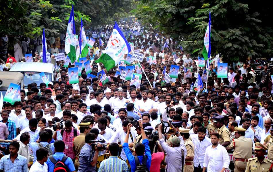 YSRCP men blocked all over AP from joining Maha Dharna - Sakshi10