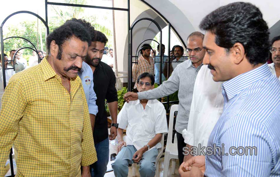 politicians cine celebrities gives tribute to nandamuri janakiram - Sakshi2