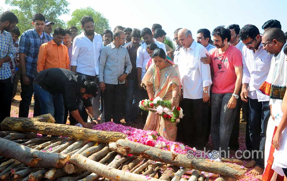 completion of nandamuri janakiram last rites - Sakshi8