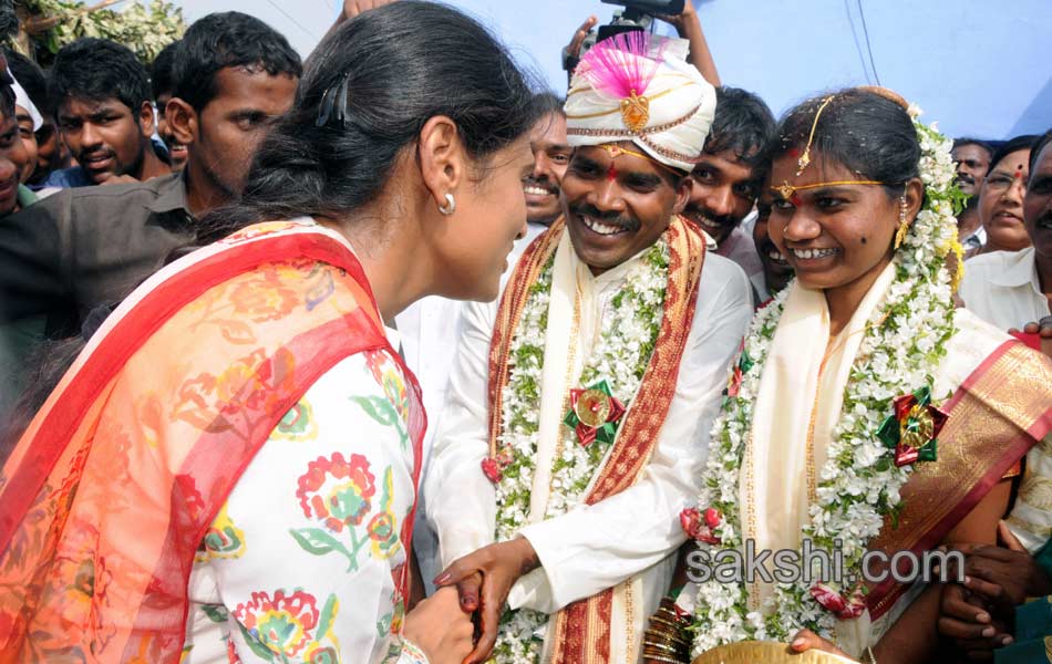 ys sharmila paramarsha yatra in chityala13