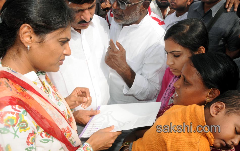 ys sharmila paramarsha yatra in chityala6