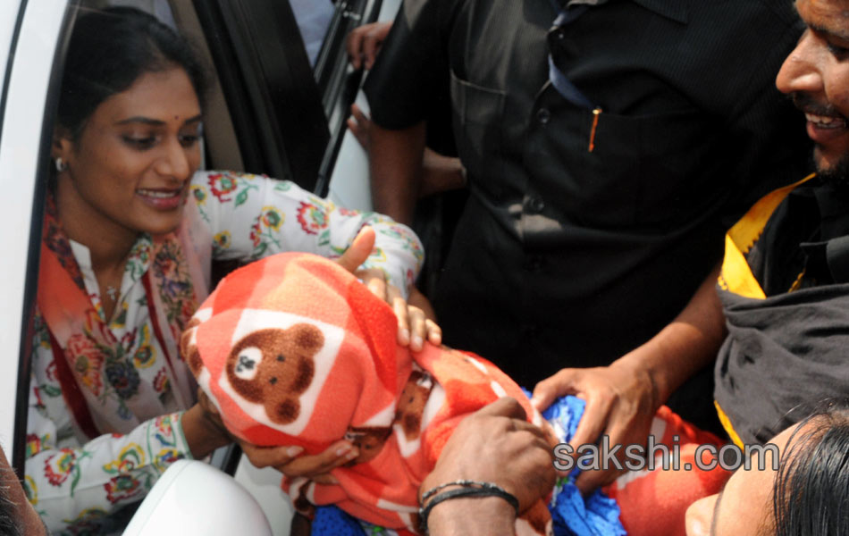 ys sharmila paramarsha yatra in chityala16