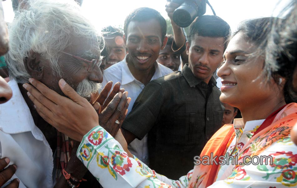 ys sharmila paramarsha yatra in chityala4