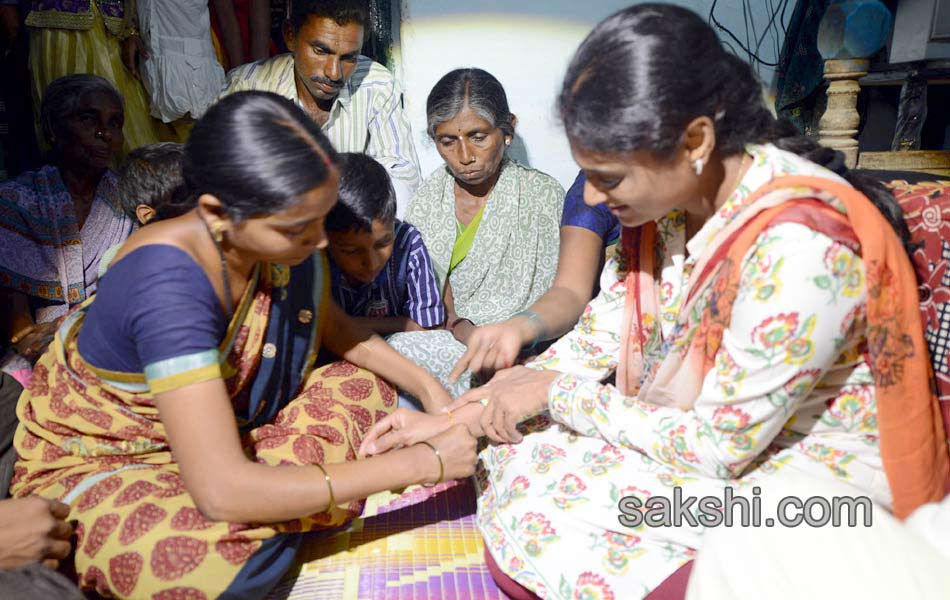 ys sharmila paramarsha yatra in chityala24