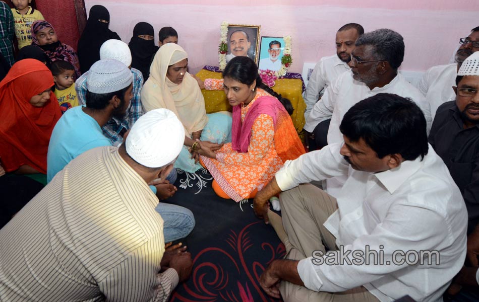 ys sharmila fourth day paramarsha yatra3