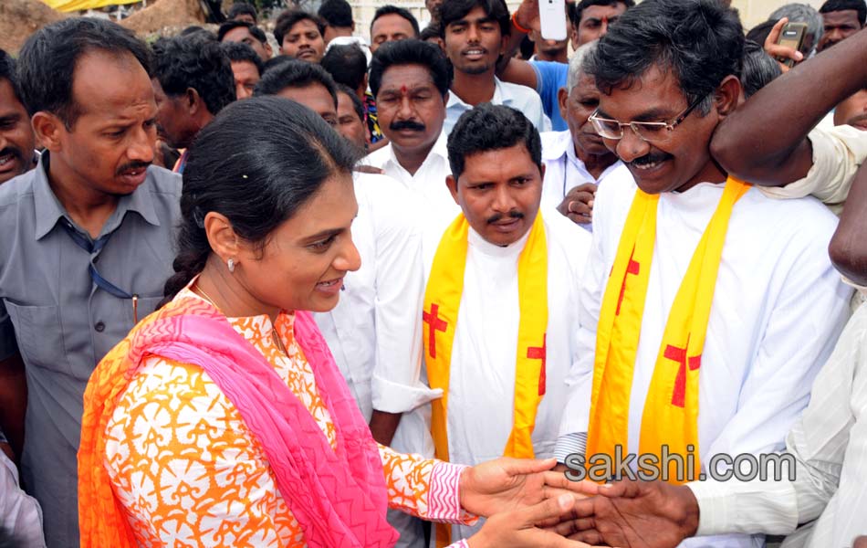 ys sharmila fourth day paramarsha yatra9