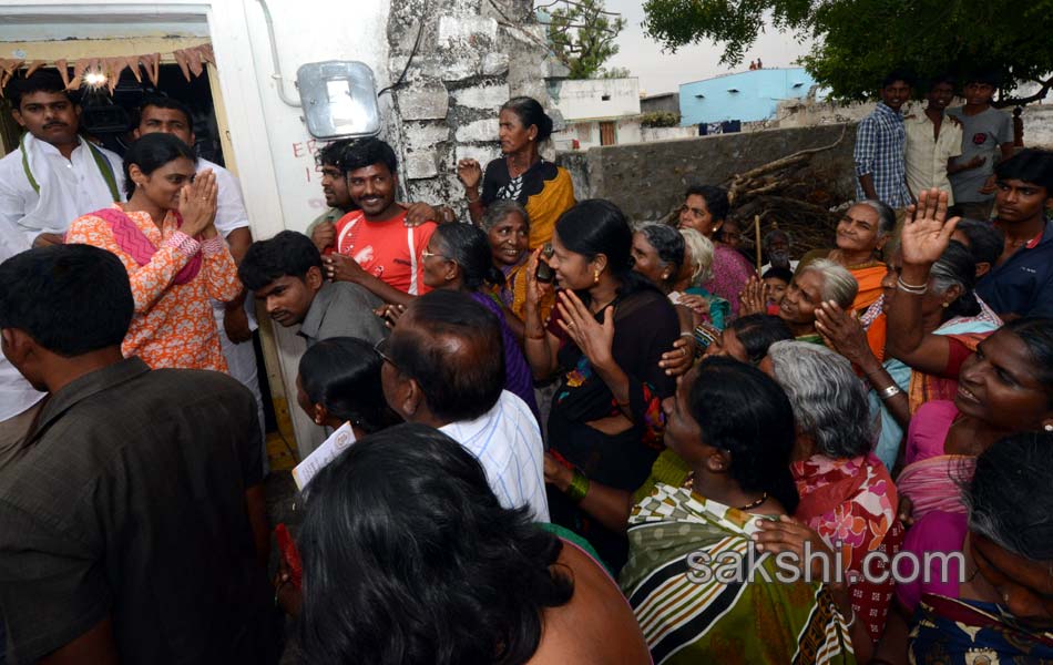 ys sharmila fourth day paramarsha yatra14