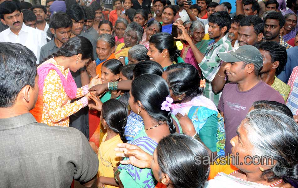 ys sharmila fourth day paramarsha yatra15