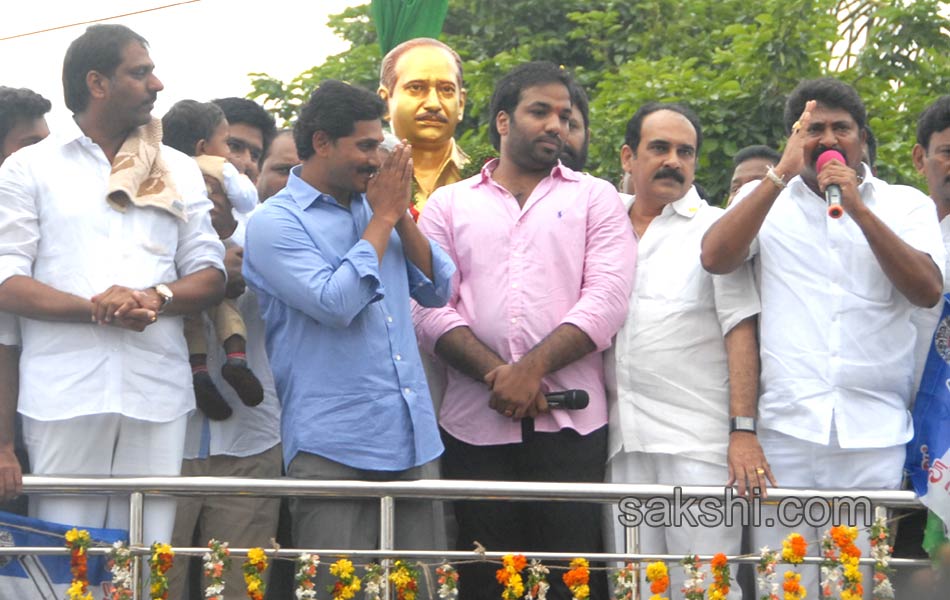 ys jagan mohan reddy unveiled gottipati narasaiah statue at yaddanapudi - Sakshi6